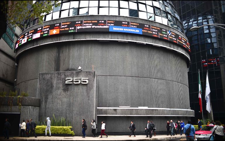 Entre los que reportan bajas se encuentra el índice de precios y cotizaciones de la BMV. AFP / ARCHIVO
