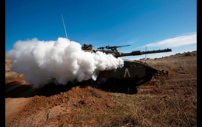 Soldados israelíes se trasladan en un tanque Merkava Mk-IV en un ejercicio militar en la zona ocupada de los Altos del Golán, cerca de la frontera con Siria. AFP/J. Marey