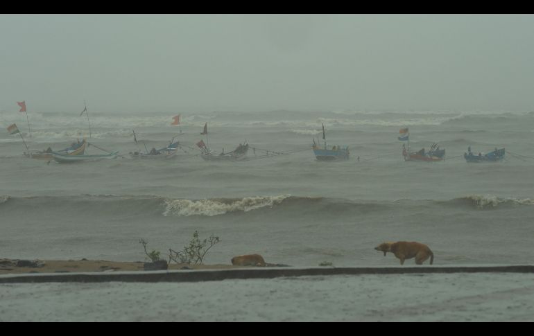 Un mar picado se observa en una playa popular en Bombai, India, debido a los efectos del ciclón 