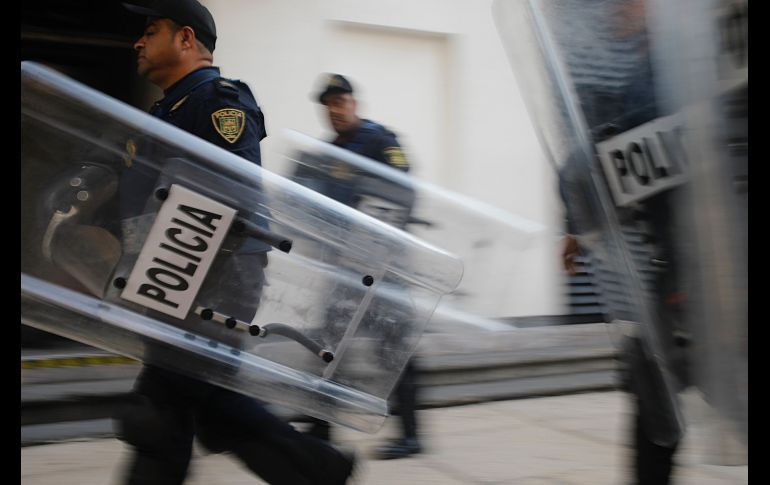 Policías antimotines llegan al Senado.
