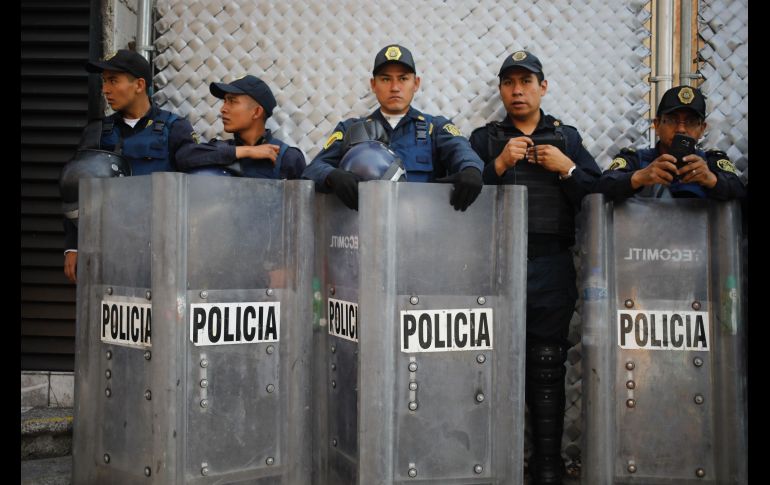 Policías vigilan. Según defensores de derechos humanos y la oposición, los límites para la intervención de las Fuerzas Armadas serían muy subjetivos bajo esa ley. AFP/D. Gannon