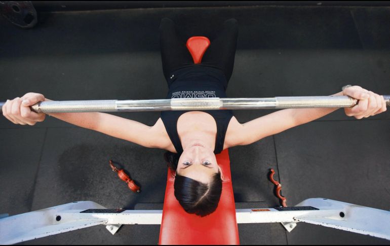 Antes de comenzar una rutina de ejercicios, es necesario asesorarse bien, y la mejor manera de hacerlo es acercarse a un profesional. ESPECIAL/PIXABAY