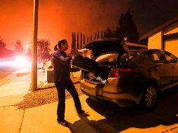 Miles de personas han tenido que dejar sus hogares ante la amenaza del fuego. AFP/R. Chiu
