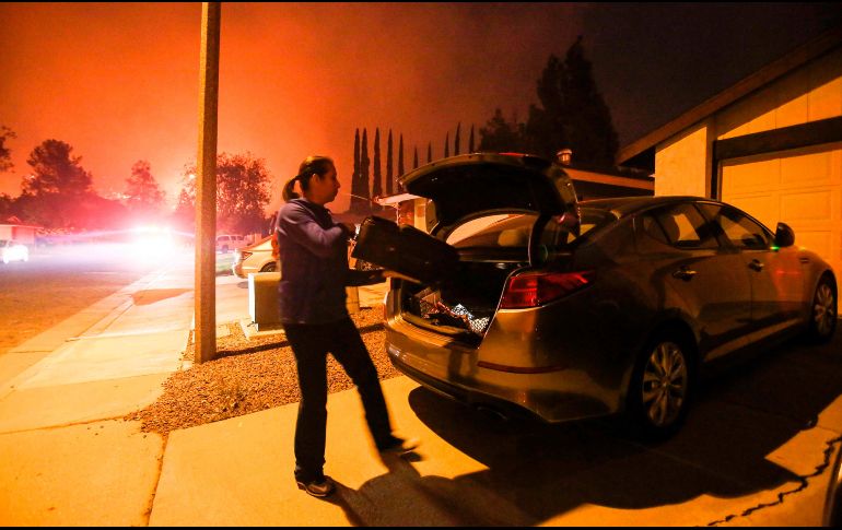 Miles de personas han tenido que dejar sus hogares ante la amenaza del fuego. AFP/R. Chiu