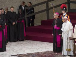 El papa Francisco (d) durante su tradicional audiencia general de los miércoles, en el aula Nervi del Vaticano. EFE/C. Peri