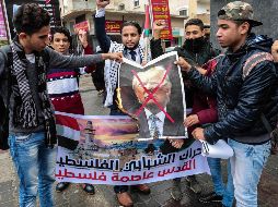 Los manifestantes gritaron eslóganes nacionalistas y en defensa de Al Aqsa, situada en la Explanada de las Mezquitas, en la Ciudad Vieja de Jerusalén. AFP/S. Khatib