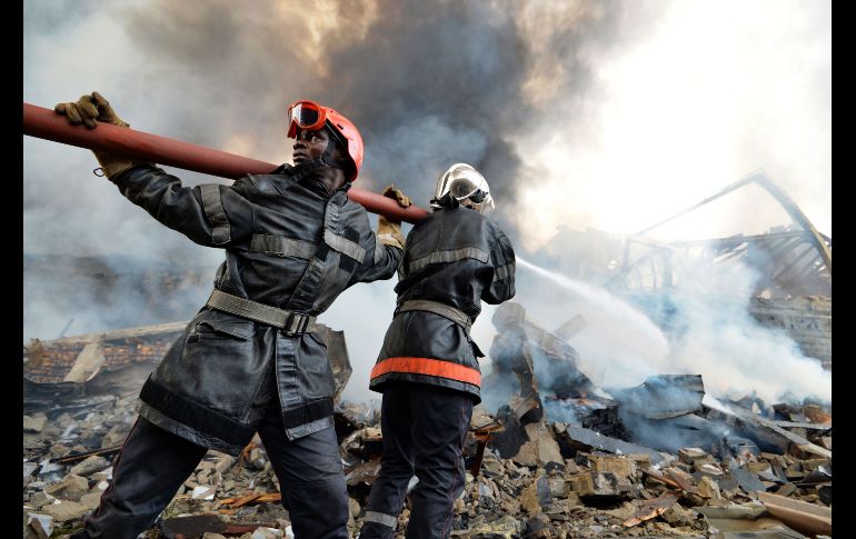 El combate a un incendio en una fábrica de pintura en Abiyán, Costa de Marfil. El fuego causó varias explosiones y se reportan varios heridos. AFP/S. Kambou