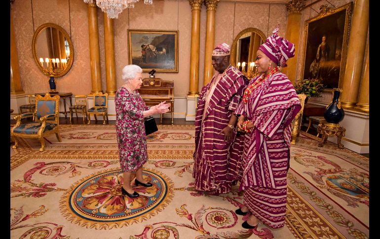 La reina Isabel II (c) da la bienvenida al embajador de Nigeria en el Reino Unido, George Adesola Oguntade, y su esposa Modupe, en una audiencia privada en el Palacio de Buckingham en Londres. AFP/V. Jones