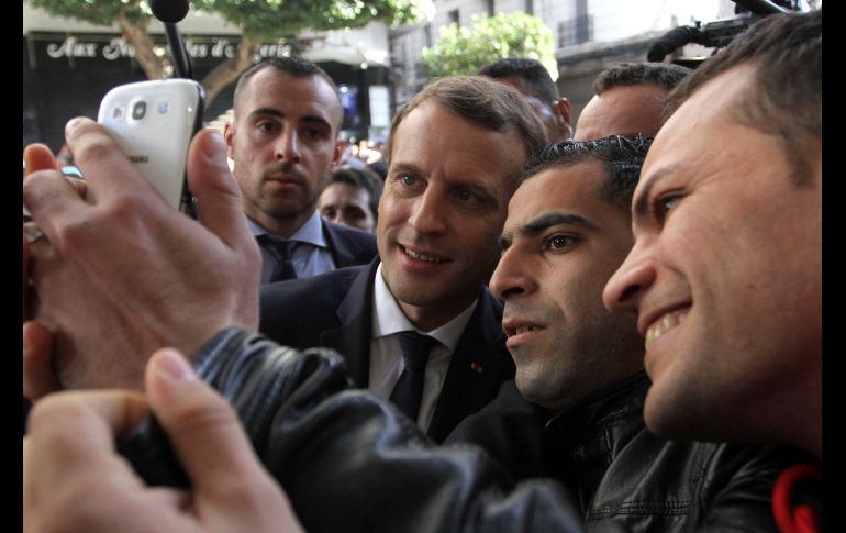 El presidente de Francia, Emmanuel Macron (c), posa para una foto con habitantes en Argel, Argelia. El mandatario realiza una visita oficial de un día para promover la cooperación en economía y seguridad entre ambos países. AP/A. Belghoul