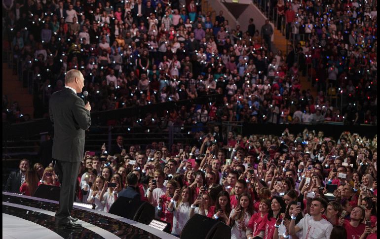 El presidente ruso Vladimir Putin da un discurso en un foro de voluntarios en Moscú. AFP/Sputnik/A.  Druzhinin