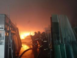 El incendio se registró en una fábrica ubicada en las calles Francisco de Ayza y Sebastián Allende. ESPECIAL/Protección Civil Jalisco