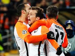 El brasileño Bernard (C) celebra el primer gol del Shaktar. EFE/S. Dolzhenko