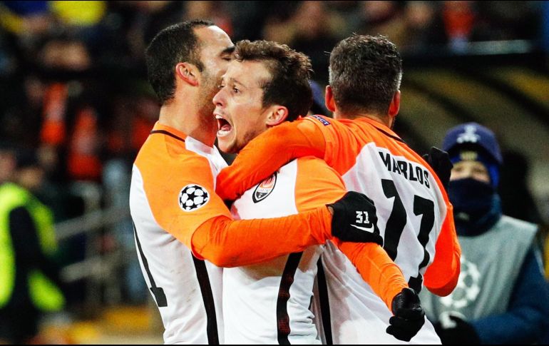 El brasileño Bernard (C) celebra el primer gol del Shaktar. EFE/S. Dolzhenko