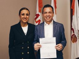 Pablo Lemus, junto a su esposa, acudió a registrarse como candidato externo pues no pertenece a ningún partido político. ESPECIAL / Movimiento Ciudadano Jalisco