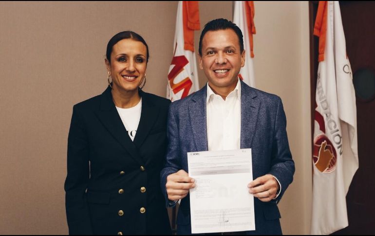 Pablo Lemus, junto a su esposa, acudió a registrarse como candidato externo pues no pertenece a ningún partido político. ESPECIAL / Movimiento Ciudadano Jalisco