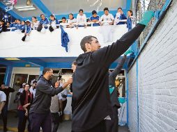 Integrantes de los Nets acudieron a la escuela Miguel A. Quintana para ayudar en trabajos de remodelación y convivir con los alumnos. EFE