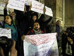 Manifestantes sostienen carteles durante una protesta contra el presidente estadounidense Donald Trump y su reconocimiento de Jerusalén como capital de Israel, en El Cairo. EFE/M. Elrray