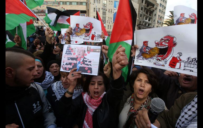 En Ramala, Cisjordania, cientos de personas se congregaron en la plaza de Al Manara, desde donde marcharon hacia un puesto de control militar israelí en el noreste de la ciudad.  EFE / A. Badarneh