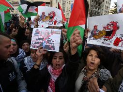 En Ramala, Cisjordania, cientos de personas se congregaron en la plaza de Al Manara, desde donde marcharon hacia un puesto de control militar israelí en el noreste de la ciudad.  EFE / A. Badarneh