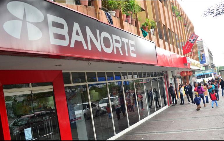 Los clientes de la banca tienen a su disposición, los 365 días del año, los servicios de banca por teléfono e Internet, así como la red de cajeros automáticos. EL INFORMADOR / ARCHIVO