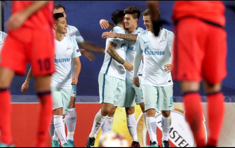 Los jugadores del Zenit celebran su tercer gol de la noche. EFE/J. Etxezarreta