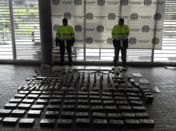 Alrededor de 80 kilos de pólvora y mil 500 botellas donde se iba a envasar licor adulterado fueron confiscados en Bogotá. TWITTER/ @PoliciaBogota