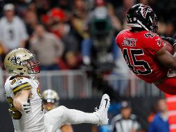 Deion Jones se aferra al balón para marcar la anotación que dio la victoria a los Falcons. AFP/K. Cox