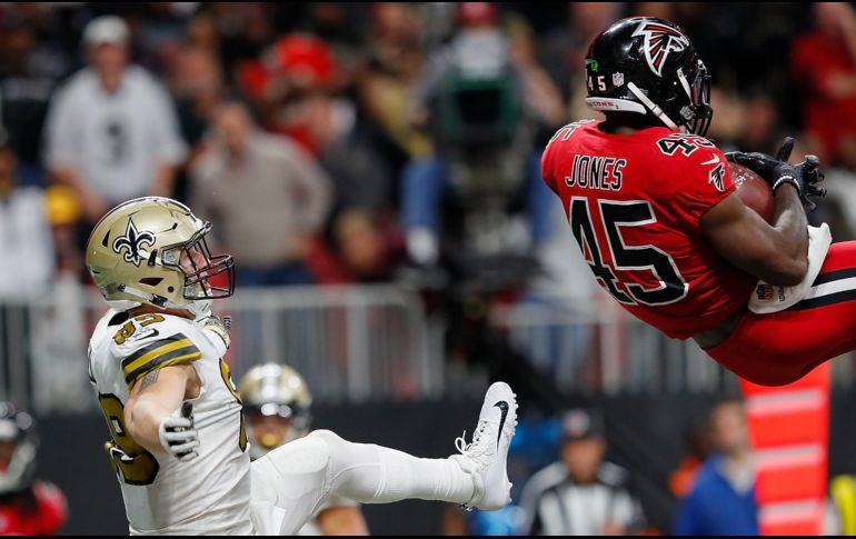 Deion Jones se aferra al balón para marcar la anotación que dio la victoria a los Falcons. AFP/K. Cox