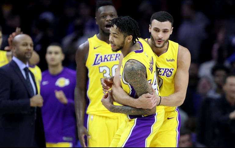 Larry Nance abraza a Brandon Ingram después de que éste encestara a falta de 0.8 segundos de juego. AFP/R. Carr