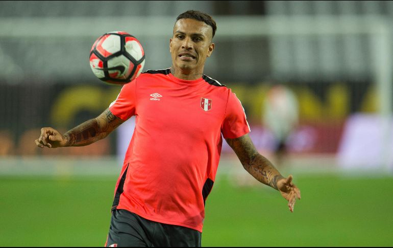 El capitán de la Selección peruana recibió con ''extrema sorpresa y decepción'' la decisión a pesar de que la propia entidad acepta que el jugador no usa cocaína. MEXSPORT / ARCHIVO