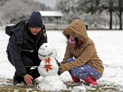 La rara ocurrencia de nevadas provocó que los residentes utilizaran las redes sociales para compartir fotografías de sus patios y jardines cubiertos por un manto blanco. AP / D. J. Phillip