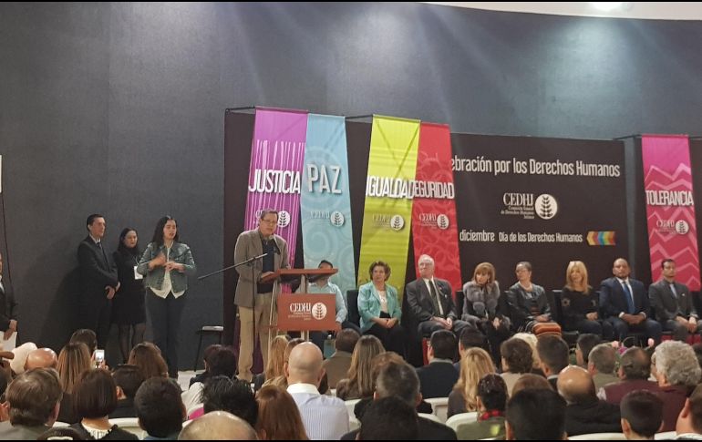 Durante el evento también fueron reconocidos tres trabajadores de la CEDHJ por su labor y trayectoria dentro de la comisión. EL INFORMADOR / R. Bobadilla