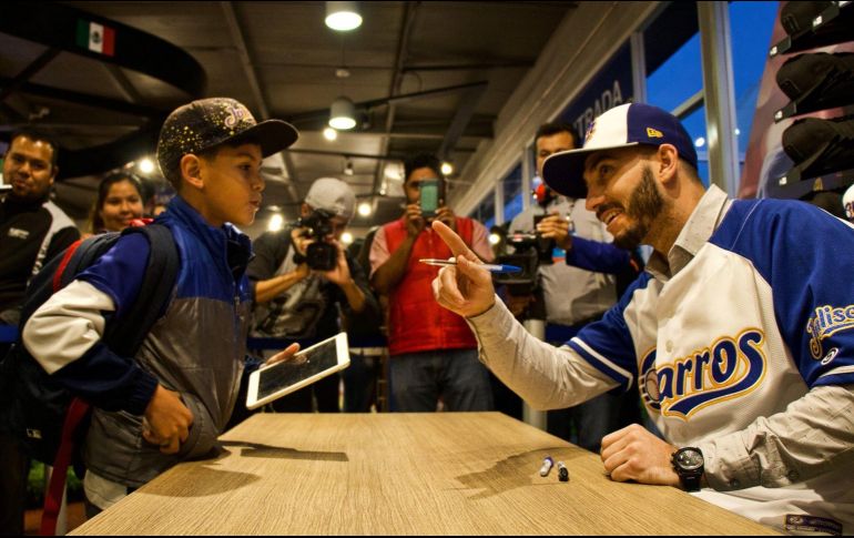 Miguel González acudió a la tienda oficial de los Charros de Jalisco, en donde firmó autógrafos y se tomó fotografías con los fans. Cortesía / Charros de Jalisco