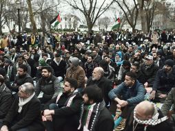 Decenas de musulmanes oraron frente a la Casa Blanca en protesta por el reconocimiento de Jerusalén como capital de Israel. AFP
