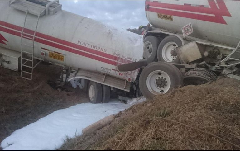 Hasta el momento, la autopista se mantiene cerrada a la circulación. ESPECIAL/ Protección Civil del Estado