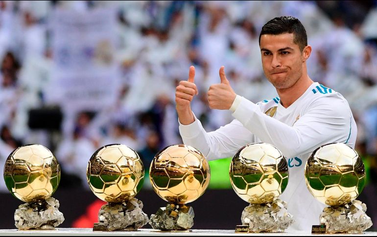 El portugués posa con sus cinco trofeos antes del inicio del partido. AFP/P. Marcou