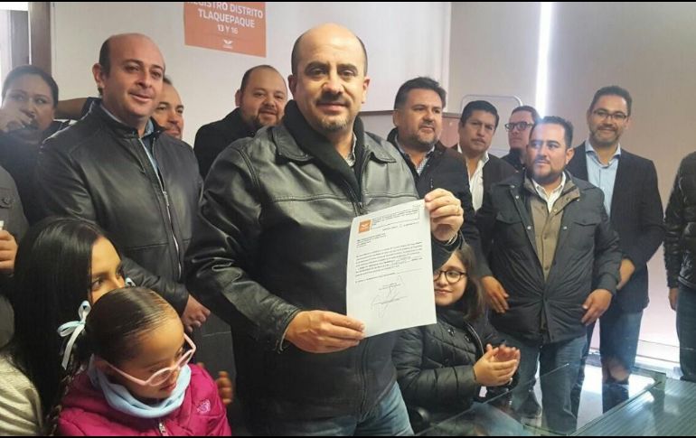 El funcionario acudió a la Casa Ciudadana de Movimiento Ciudadano acompañado por sus familiares y amigos.  TWITTER/ @DelToroIsmael