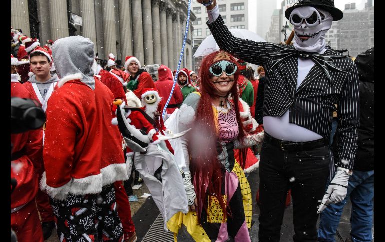 Algunos acostumbran visitar algunos bares para conservar la tradición de bebedores festivos en su año número 19. AFP / S. Keith