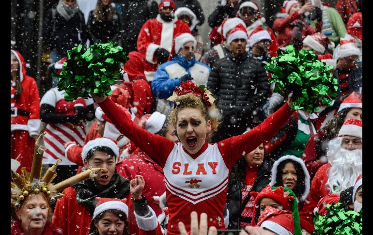 El desfile se caracterizó por la nieve que comenzó a caer justo cuando los asistentes salieron a las calles. AFP / S. Keith