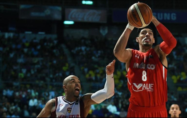 Gustavo Ayón (D), figura del combinado mexicano y el Real Madrid, se recupera de una cirugía en el hombro izquierdo. AFO/ARCHIVO