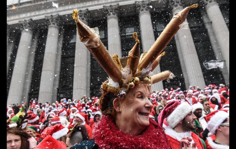 Una señora porta un sombrero con forma de cohetes artificiales. AFP / S. Keith
