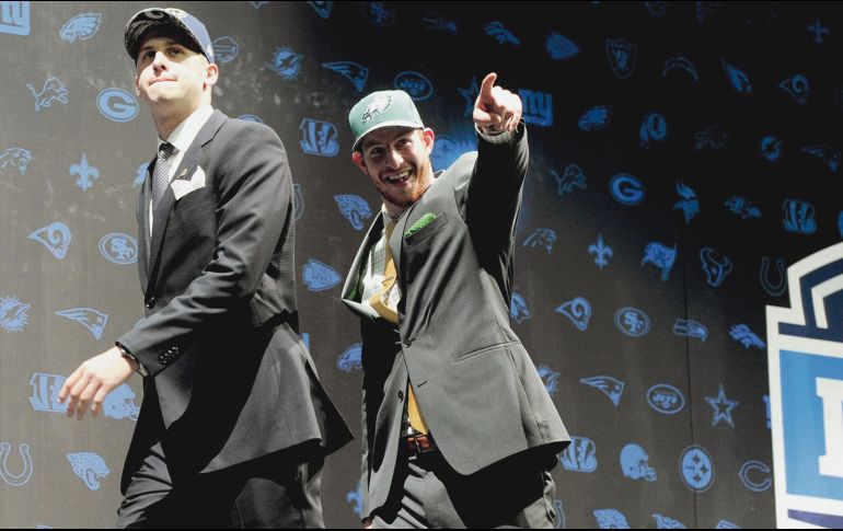 Goff (izq.) y Wentz (der.) han mostrado mejores cartas esta temporada que en su año de novatos y son candidatos a ser nombrados Jugador Más Valioso esta campaña. AP