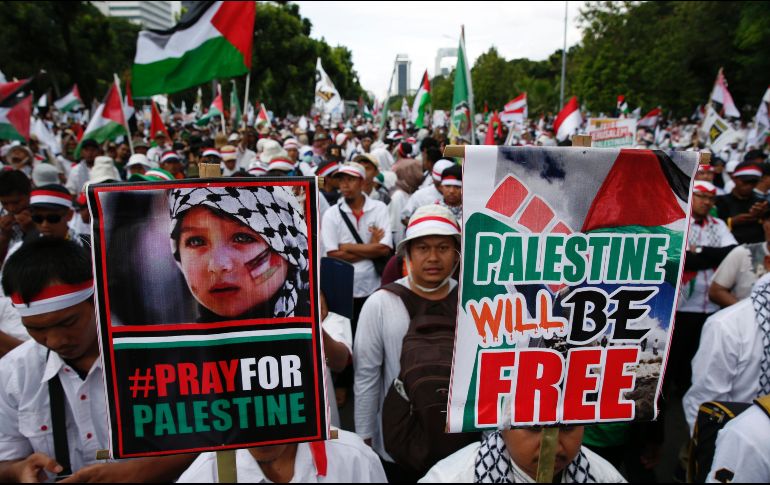 Con banderas de Palestina y proclamas contra Trump, los manifestantes se reunieron para mostrar su desacuerdo con la decisión del mandatario. EFE/A. Weda