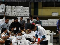 Miembros del Tribunal Supremo Electoral de Honduras durante el recuento de votos. AFP/O. Sierra