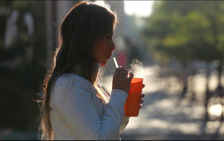 Recomiendan a la población salir bien abrigada ante las bajas temperaturas. EL INFORMADOR/ARCHIVO