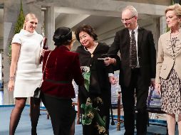 La reina Sonja de Noruega (segunda a la derecha) saluda a los representantes del ICAN antes de entregarles el premio. AP / B. Roald