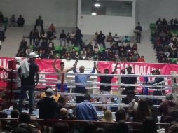 Este sábado por la noche, se llevó a cabo la pelea por el título de peso ligero en el Parque San Rafael. TWITTER / @comudegdl