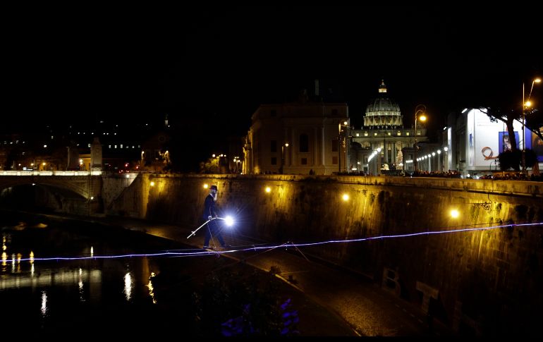 El italiano Andrea Loreni camina en una cuerda de 135 metros de largo y a 20 metros de altura sobre el río Tíber en Roma, Italia. AP/G. Borgia