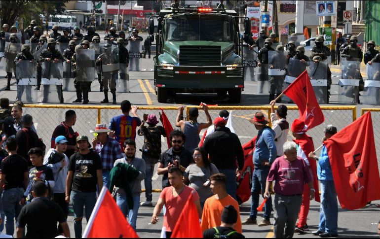 Estallaron por todo Honduras protestas con neumáticos y palos encendidos en calles, así como saqueos de negocios. AFP / O. Sierra