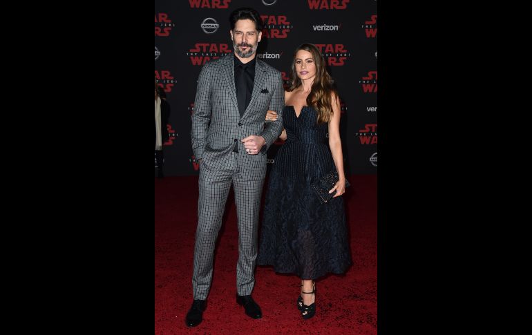 Los actores Joe Manganiello y Sofia Vergara posan en la alfombra roja del Shrine Auditorium.